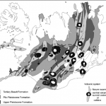 Figura 1 – Sistemas de fissuras e edifícios vulcânicos (Islândia). Notar área ocupada (branco) pelos basaltos terciários.